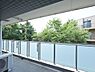 バルコニー：2部屋に跨ったバルコニーは幅にゆとりがあり、ご家族分の洗濯物を気持ちよく干すことができそうです。【バルコニー】