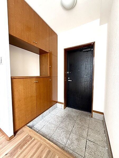 身支度がしやすい、ゆとりある玄関スペースです。収納力のあるシューズボックスが備わっています。【玄関】