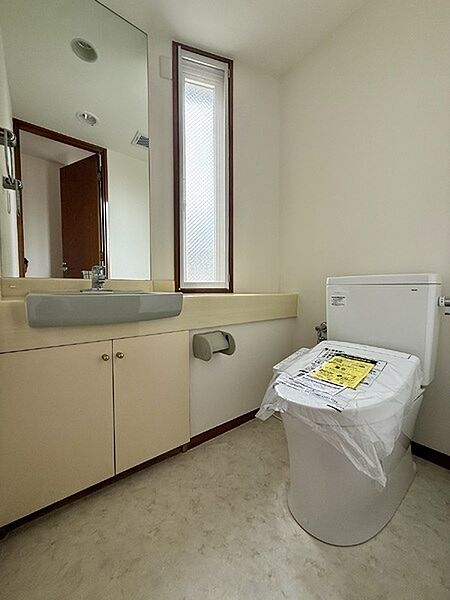 温水洗浄便座付きのトイレ。トイレットペーパーや衛生用品などの整理に便利な収納が設けられています。【1階トイレ】