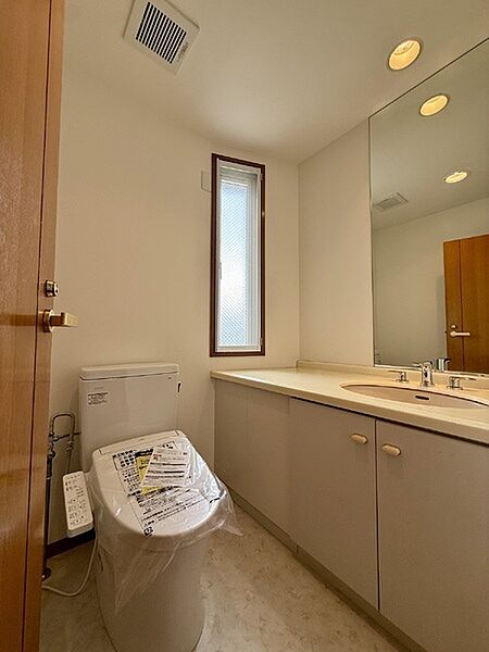 トイレ内に洗面化粧台が設けられています。鏡で身だしなみの確認ができるので、ゲストにも喜ばれそうです。【2階トイレ】