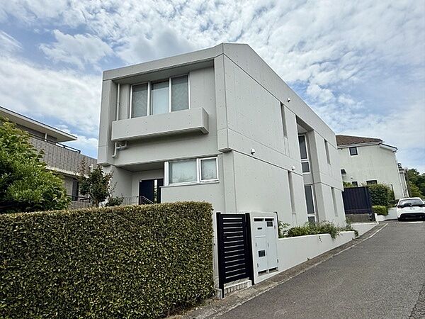 1994年3月築。閑静な住宅街にたたずむ、RC造の住まいです。陽当り・通風良好な2階リビングが魅力。【現地外観写真】