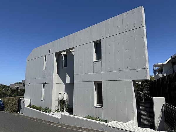 外観はRC造ならではの良さがでている戸建です。前面道路も6.0ｍでゆとりもございます。