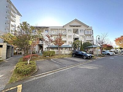 外観:RC造・地上4階建てマンション。該当住戸は3階部分に位置し、南西向きのため、陽当り・通風良好です。【外観】 外観:RC造・地上4階建てマンション。該当住戸は3階部分に位置し、南西向きのため、陽当り・通風良好です。【外観】