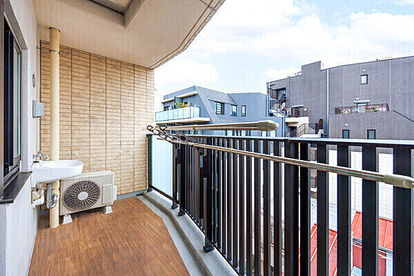 ※販売対象に家具・調度品は含まれません。物干し金具が設置されています。お掃除や植物の水やりに便利なスロップシンク付き。