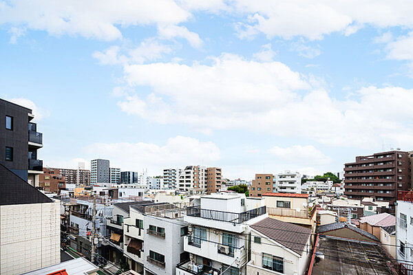 近くに高い建物が無く、開放感が感じられます。仕事や家事の合間に、景色を見てリラックスできそうです。【住戸からの眺望】