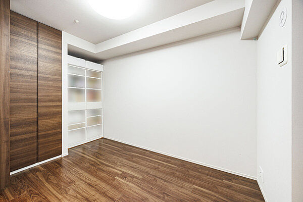 ※販売対象に家具・調度品は含まれません。LDKと引き戸で繋がる、約4.8帖の洋室。ライフシーンに応じて多用途に使えます。