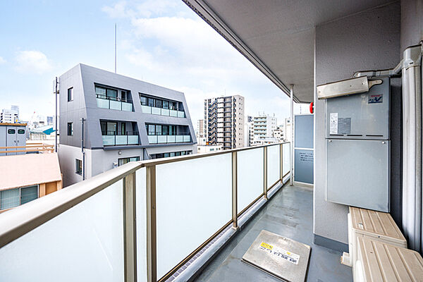 6.89平米、2居室から出入り可能な東向きバルコニー。晴れた日には屋外でのひと時も楽しめます。【バルコニー】
