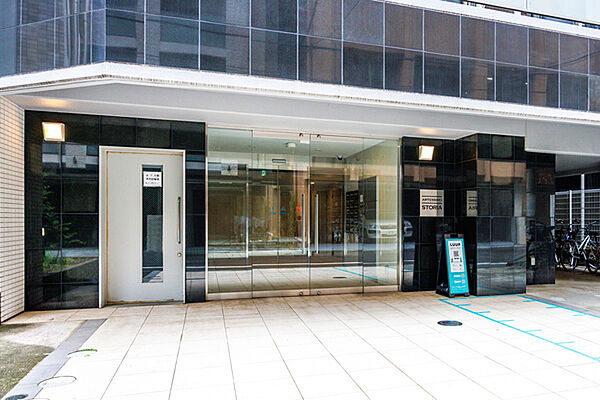 2014年3月築、RC造地上8階建マンション。総戸数18戸の、落ち着いたコミュニティです。【エントランス】