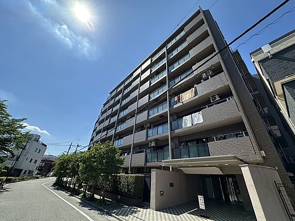 南向きバルコニーにLDKと和室が面した間取り。陽当り・通風良好で心地よく過ごせる住まいです。【現地外観】