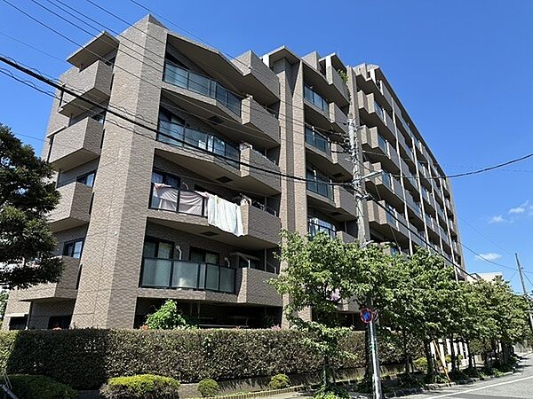 スーパーやコンビニ、学校など暮らしを支える生活施設が充実しており、子育て世帯にも嬉しい住環境です。【現地外観】