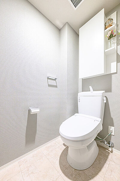 ※販売対象に家具・調度品は含まれません。吊戸棚付きのトイレです。温水洗浄便座が備わり、快適にお使いいただけます。