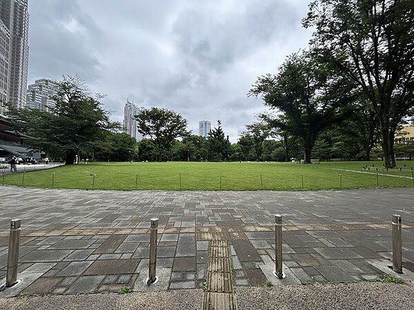 新宿中央公園（約620m）
