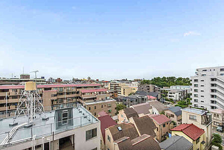 住戸は10階建てマンションの7階部分。ぜひ現地にて、実際の広さや陽当り、通風などをご確認ください。【住戸からの眺望写真】