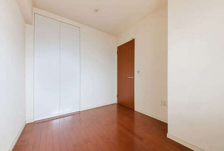 洋室2部屋は玄関から近く、独立性の高い配置。在宅ワークスペースや子供部屋などにご活用いただけます。【洋室/約4.7帖】
