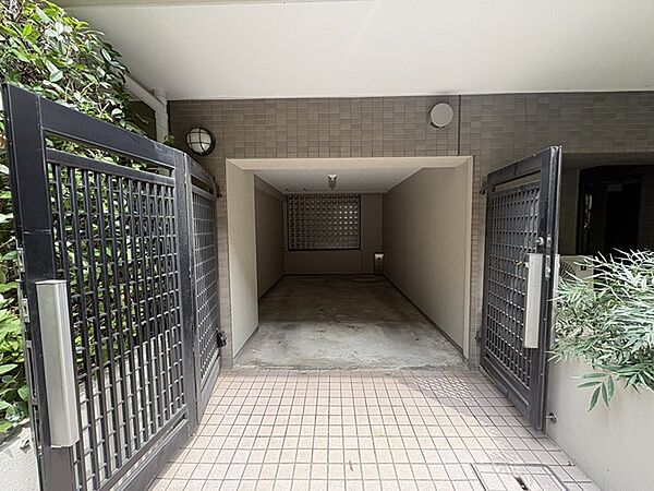 専用駐車場　　月額　15000円専用駐車場　　月額　15000円