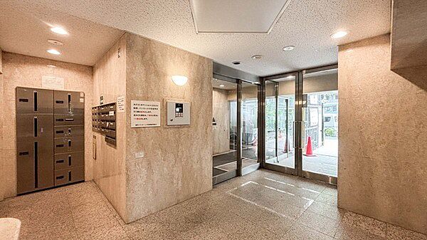 藤和不動産分譲のマンションです。24時間ゴミ出し可能なためゴミ出しのストレスが軽減します。【エントランス】