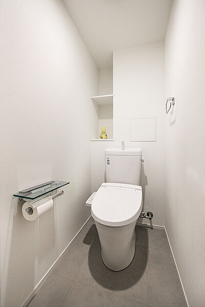 奥行のある収納スペース付きで便利なトイレです。