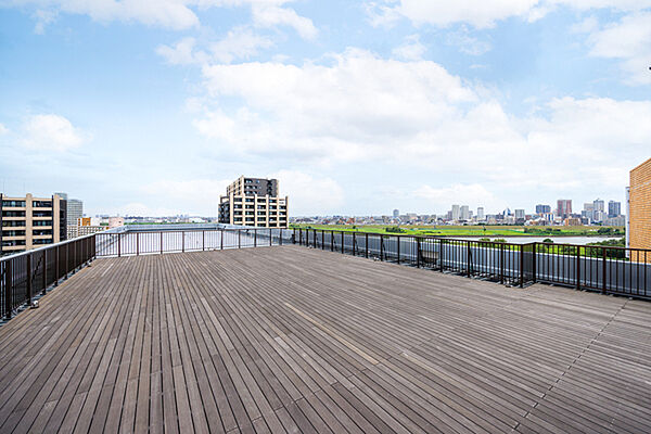 屋上テラスです。地域とつながるシェア型共用部で居住者以外の方もお使いいただけます。