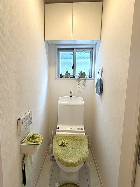 2階部分のトイレには窓があり換気しやすく、上部吊戸棚があり、ストックを衛生的に保管できます。