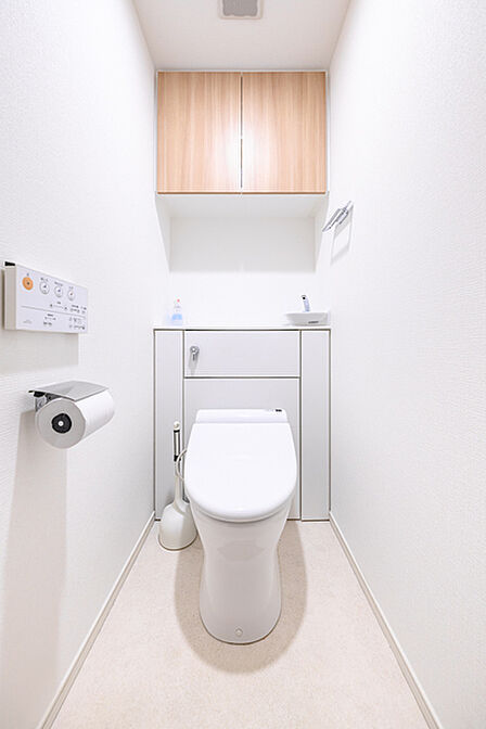 背面と上部には収納があります。温水洗浄便座付き。