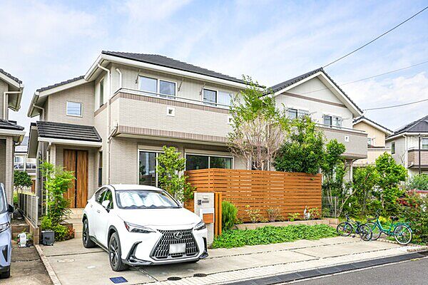 陽当りの良い南側道路に面しています。高台に位置するため、水害リスクの低い安心感のあるロケーション。車の通行量も少ないため、小さなお子様のいるご家庭にも安心です。