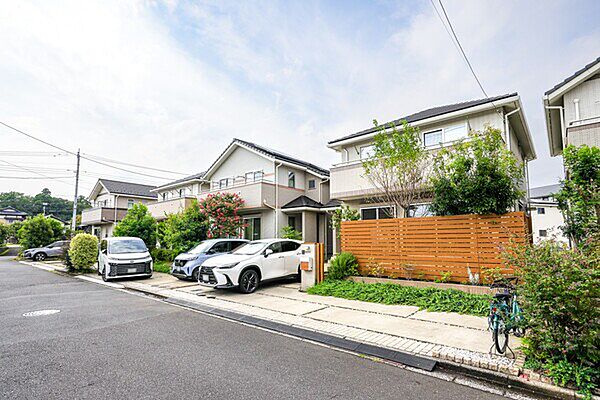 前面道路は幅員約6mあり、開放感のある街並みが広がります。車庫スペースにもゆとりがあり、車の駐車もしやすいのも魅力です。