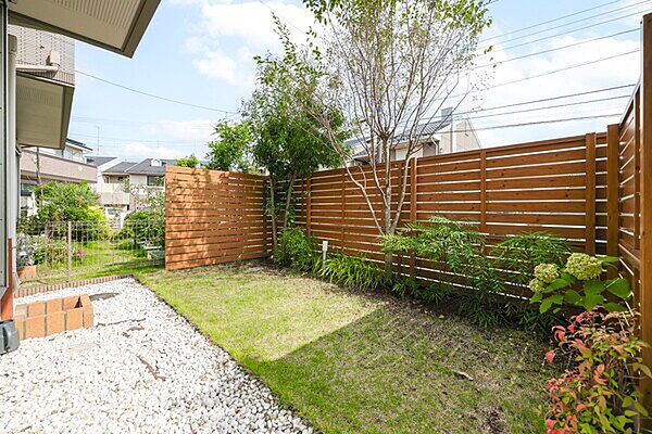 建物の南側にはお庭を配置しております。屋外水栓もありますのでお子様のプールも楽しめます。アルミ製の目隠しフェンスが設置され、プライバシーにも配慮された空間です。