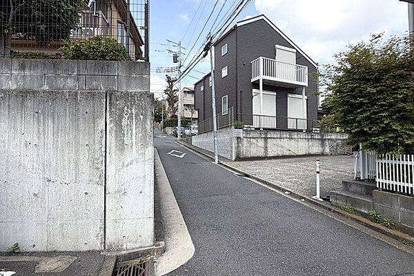 東側前面道路
