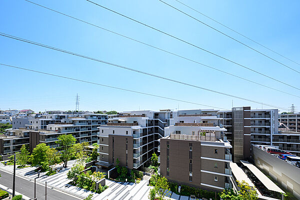 周辺は落ち着いた住環境なので、穏やかな暮らしが叶います。ぜひ、お気軽にお問い合わせください。【洋室からの眺望】