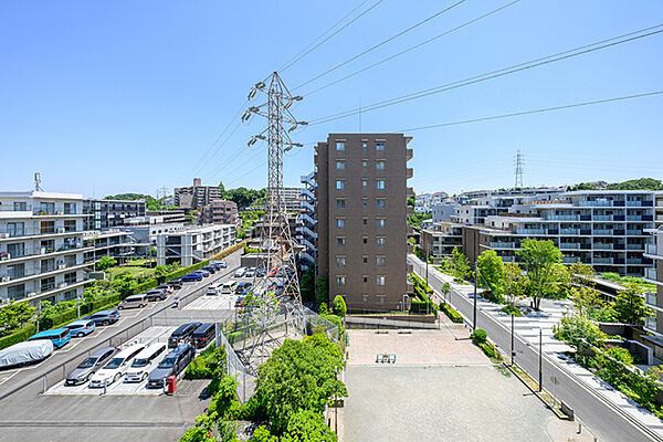 6階の角住戸。目の前に高い建物が隣接しておらず、晴れた日には気持ちよい青空を望むことができます。【住戸からの眺望】