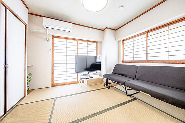 ※販売対象に家具・調度品は含まれません。ゆったりとくつろげる和室。押入が備わり、寝具類や季節家電を保管・収納できます。