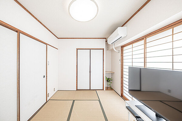 ※販売対象に家具・調度品は含まれません。バルコニーに面した和室です。棚が設けられ、お花や季節小物を飾ることができます。