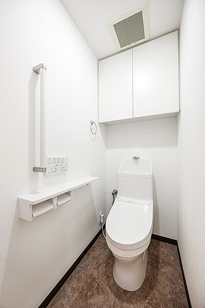 吊戸棚収納もあるトイレスペース