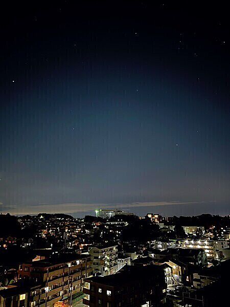 目の前に視界を遮る建物がなく、市街地が望めます。昼と夜で違った雰囲気の景色が楽しめそうです。【住戸からの眺望】