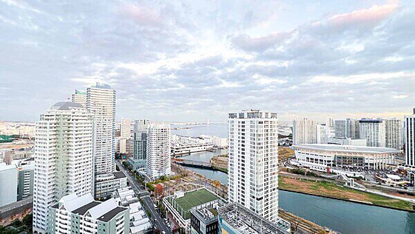 横浜ベイブリッジを望む眺望（東向き）