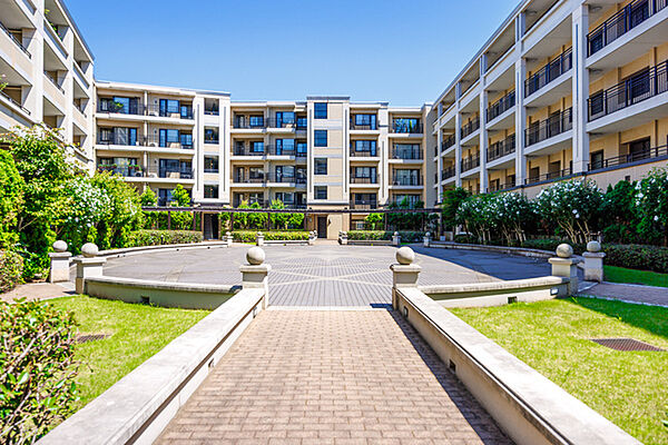 地上5階地下1階建・RC造のレジデンスです。自然を身近に感じられる、緑豊かな共用部も魅力です。【共用部】