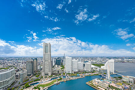 みなとみらい・横浜港の豊かな眺望。ランドマークタワーや観覧車などの横浜ならではの眺望が魅力です。【住戸からの眺望】