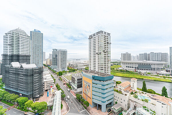 視界を遮る高い建物はなく、横浜ベイブリッジや海を望む、贅沢な眺望を堪能できます(天候による)。【住戸からの眺望写真】