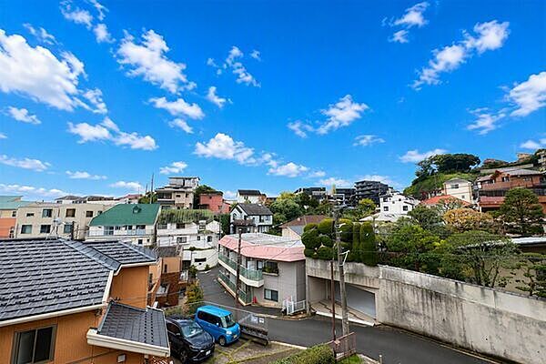 前面に建物が無く眺望良好です。お部屋は角住戸となっており、開放感があります。