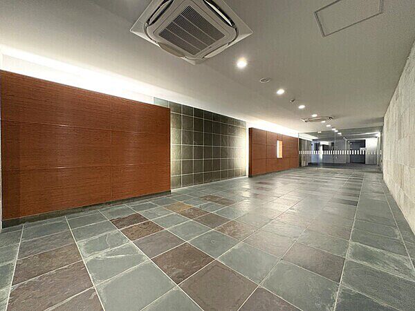 共用廊下。間接照明が設置され、上品なイメージとなっています。