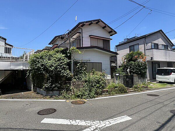 土地面積は93.54平米。接道幅は約6.9mと、駐車スペースもゆとりをもってご検討いただけます。【現地土地写真】