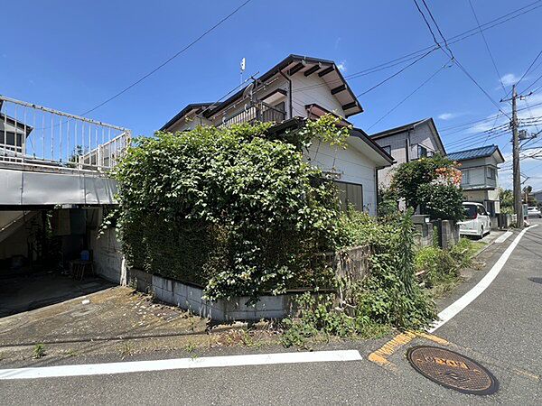 前面道路は南東側幅員約7m公道。お車同士が無理なくすれ違える広さで、ストレスなく運転できそうです。【現地土地写真】