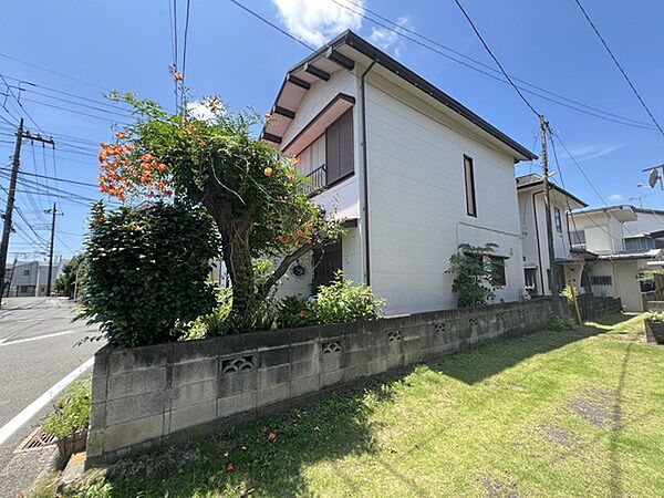 ライフスタイルに合わせた動線設計や適所の収納スペースなど、ご家族に合わせた住まいづくりが可能です。【現地土地写真】