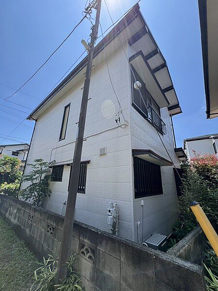 現況古屋あり。建築可能な建物のボリュームや実際の陽当り状況等を、ぜひ現地でご確認ください。【現地土地写真】