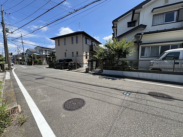 横浜市立瀬谷第二小学校まで約700m、横浜市立下瀬谷中学校まで約900m。子育て世帯にもお勧めです。【前面道路含む現地写真】
