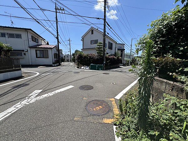 スーパー・コンビニ・ドラッグストアが650m圏内。忙しい毎日でもお買い物がしやすい住環境です。【前面道路含む現地写真】