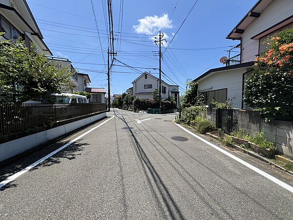 前面道路との高低差がなく、お車や自転車での走行やベビーカーの出し入れなどもスムーズに行えます。【前面道路含む現地写真】