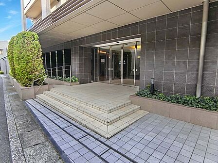 植栽豊かなエントランス。大切なペットと暮らせるマンションです(犬・猫合わせて2匹まで、飼育細則有)。【エントランス】