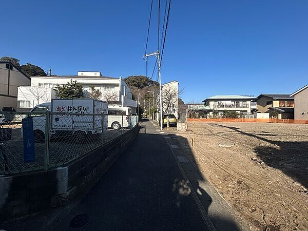 JR横須賀線、江ノ島電鉄「鎌倉」駅までフラットアクセスで徒歩7分。複数路線利用可能な立地です。【前面道路含む現地写真】