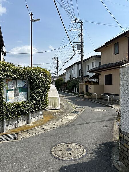 南側前面道路から続く、自動車での出入りが想定される道路部分です。アスファルト舗装がされています。【南側前面道路・自動車出入り想定道路部分】